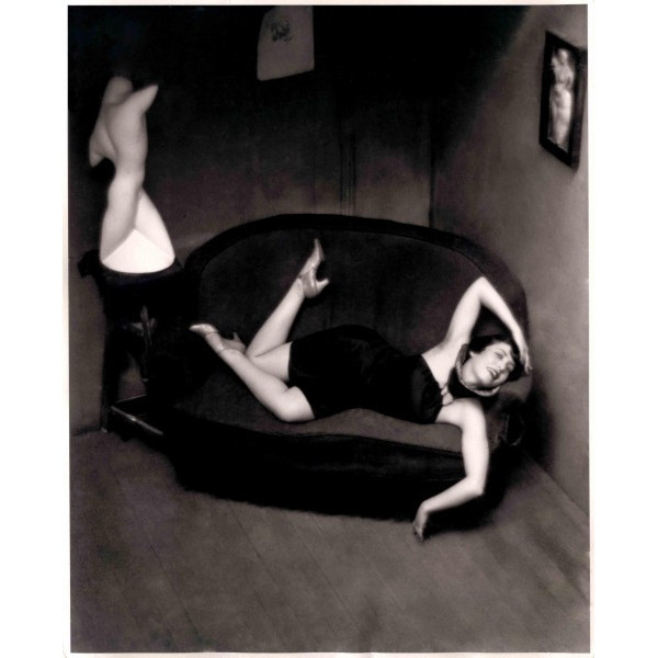 Femme sur un sofa, photographie d'André Kertész