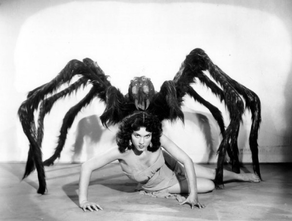 Femme au sol, surplombée par une araignée géante et velue (berk)