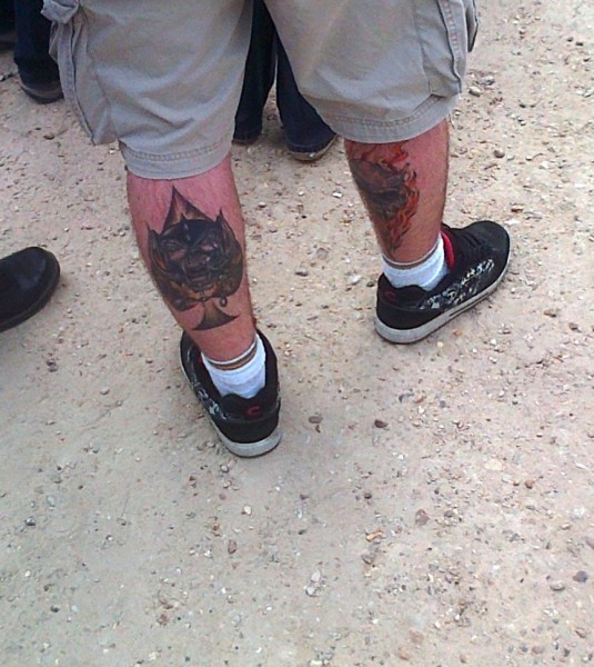Dans la file d'attente de Rock-en-Seine, un garçon aux deux mollets tatoués de motifs hard-rock
