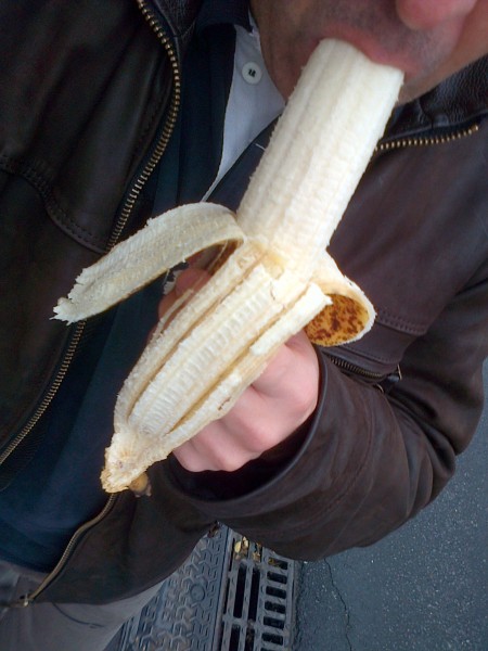 L'auteur, en train de manger une (grosse) banane