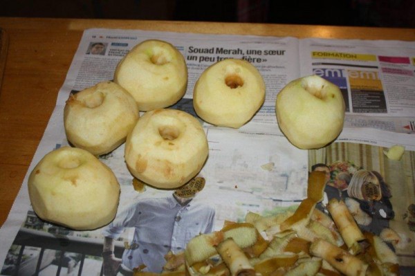 On épluche 6 belles pommes à tarte (j'ai pris des Canada en l'occurrence)