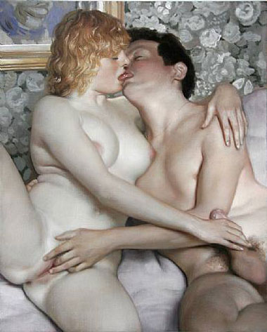 Couple s'embrassant sur un lit, chacun caressant le sexe de l'autre