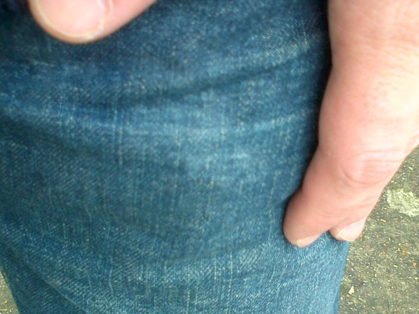 Une tache presque anodine sur mon jean