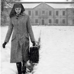 Ida marchant dans la neige au sortir du couvent
