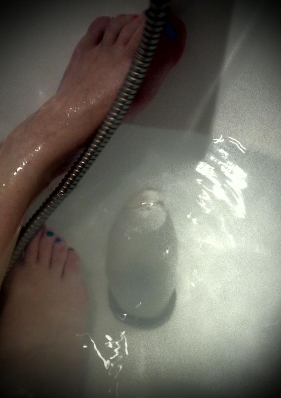 Un préservatif rempli d'eau peut servir de bonde d'appoint dans une baignoire