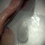 Un préservatif rempli d'eau peut servir de bonde d'appoint dans une baignoire