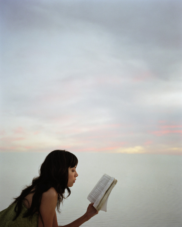 Une femme lisant un livre