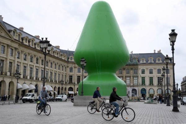 Plug anal vert géant, Place Vendôme, le 15 octobre (photo Bertrand Guay)