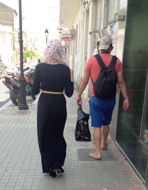 Femme musulmane voilée et homme musulman en short