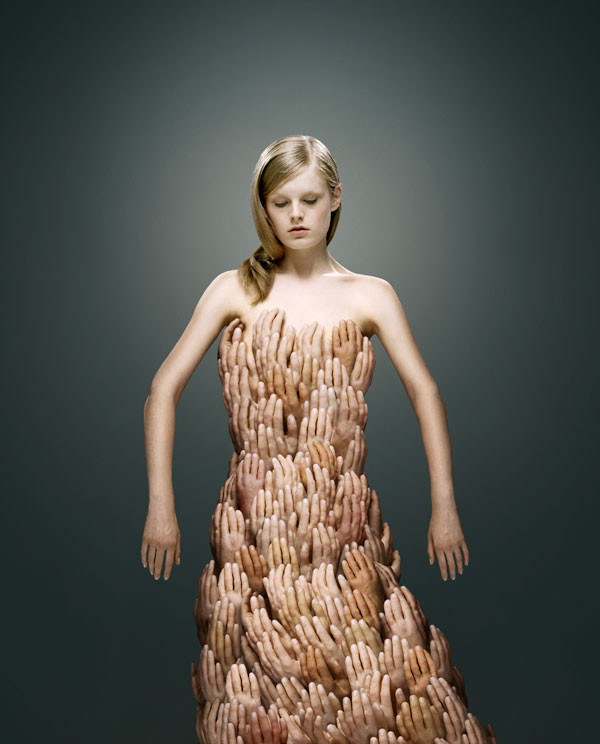 Femme portant une robe de mains - image de Phillip Tolledano