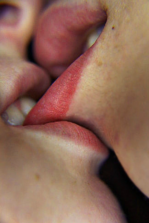 Un baiser (entre deux femmes ?), une lèvre mordue