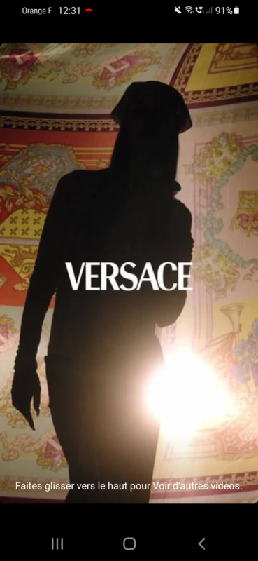 Publicité Versace avec une belle tête de nœud